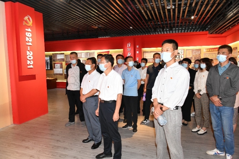 看展览_副本.jpg